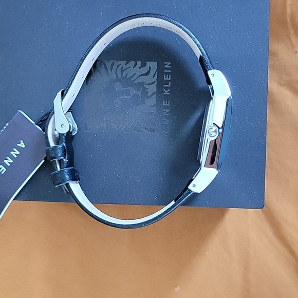 Ladies Watch - Picture 3 of 4